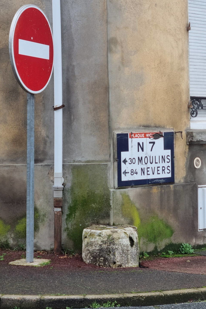 Un ancien panneau de la nationale 7 dans le centre de la ville.