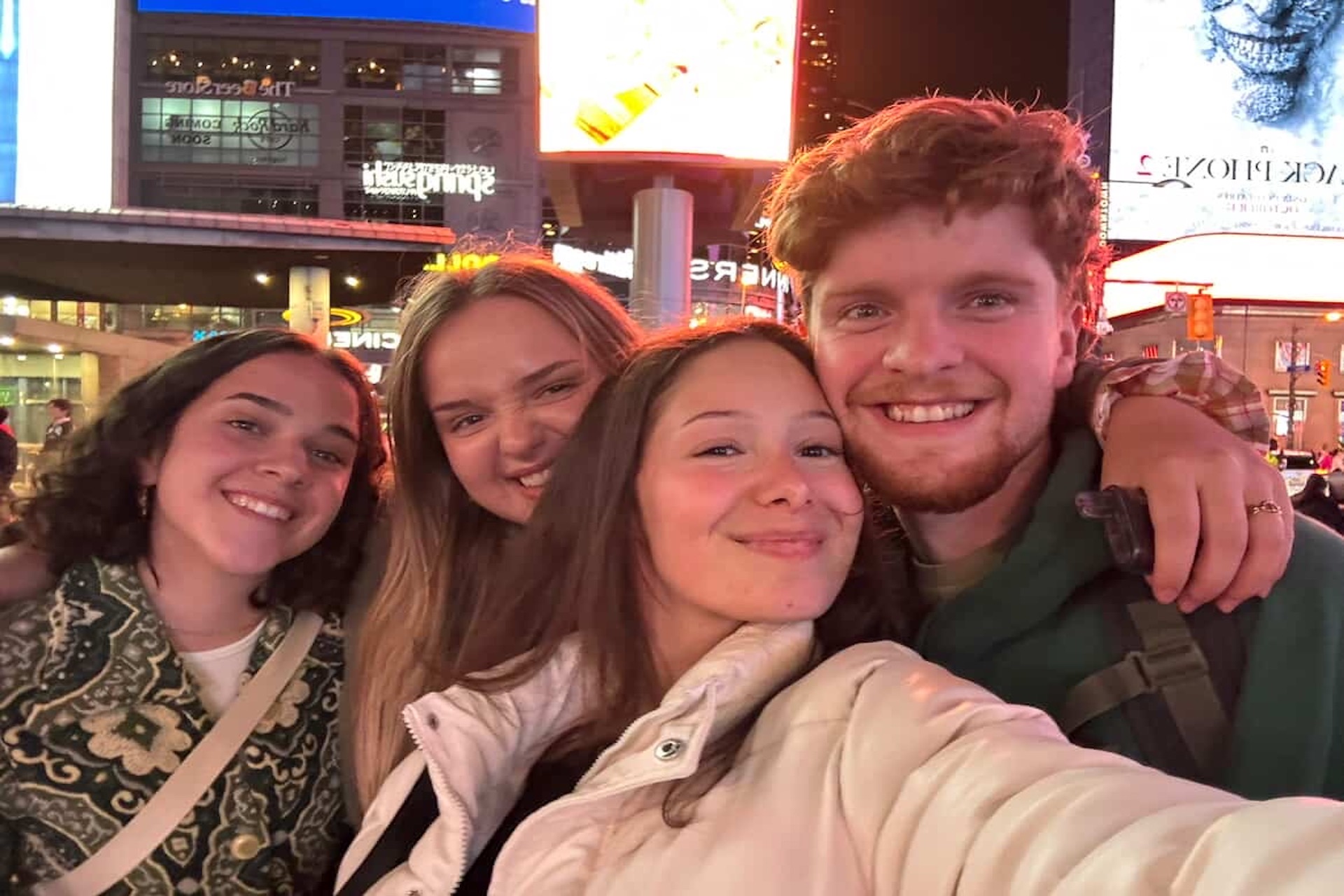 De gauche à droite, Clarisse Menand, Margaux Lamy, Emma Heriech et Virgile Revelle, quatre étudiants issus du BUT journalisme de Vichy, partis faire leur troisième année au Canada.