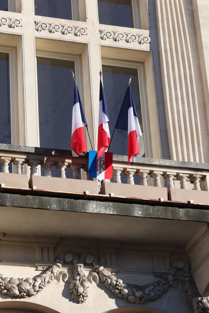 Le drapeau tricolore orne la façade de la mairie de Vichy.