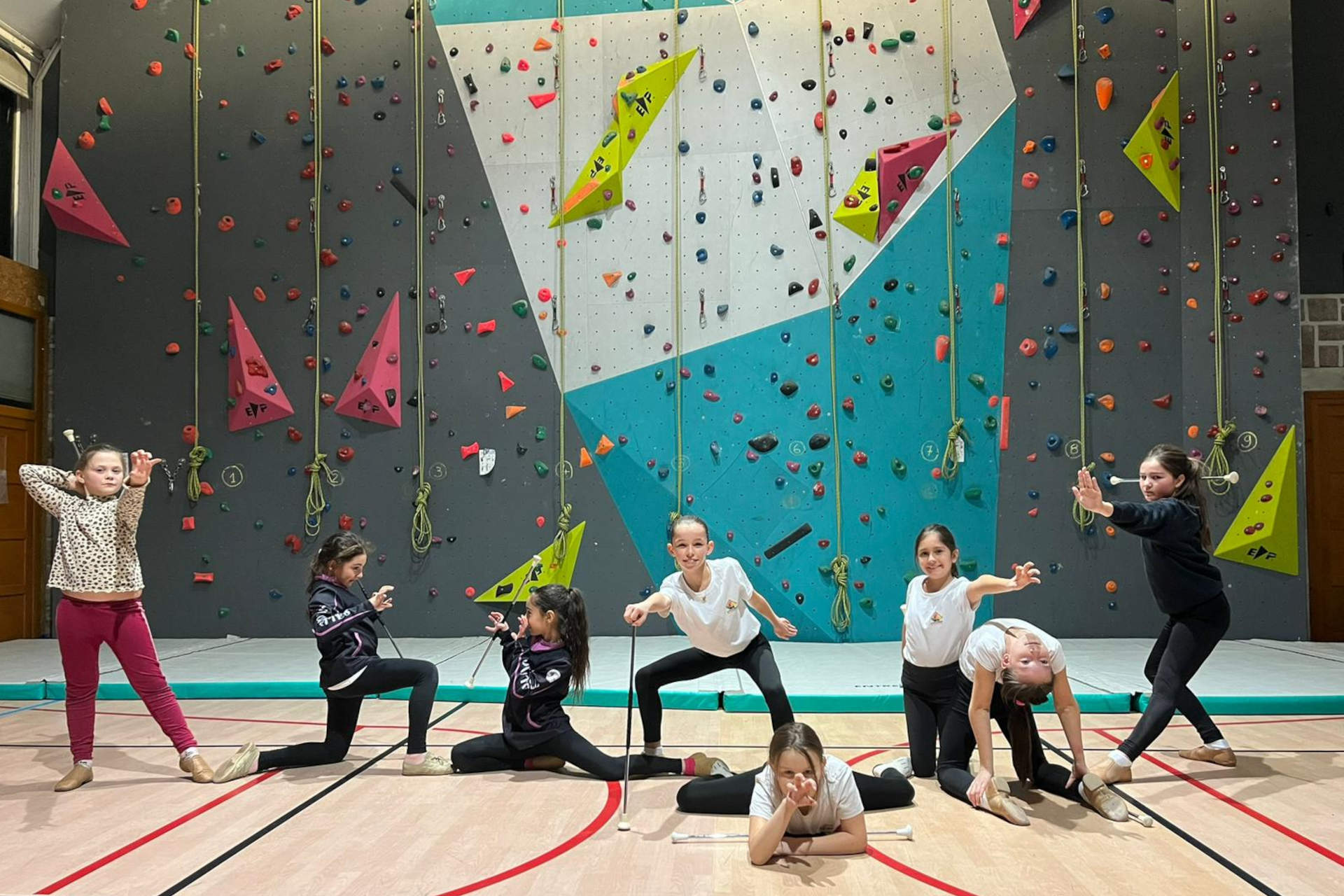 jeunes filles pratiquant le twirling majorette en position finale de leur chorégraphie dans un gymnase au Mayet de Montagne.
