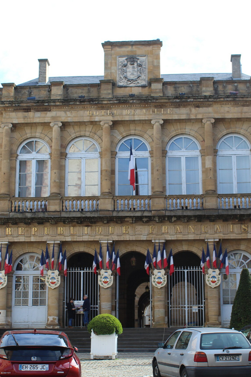 Photo de la devanture de l'hôtel de ville de Moulins.