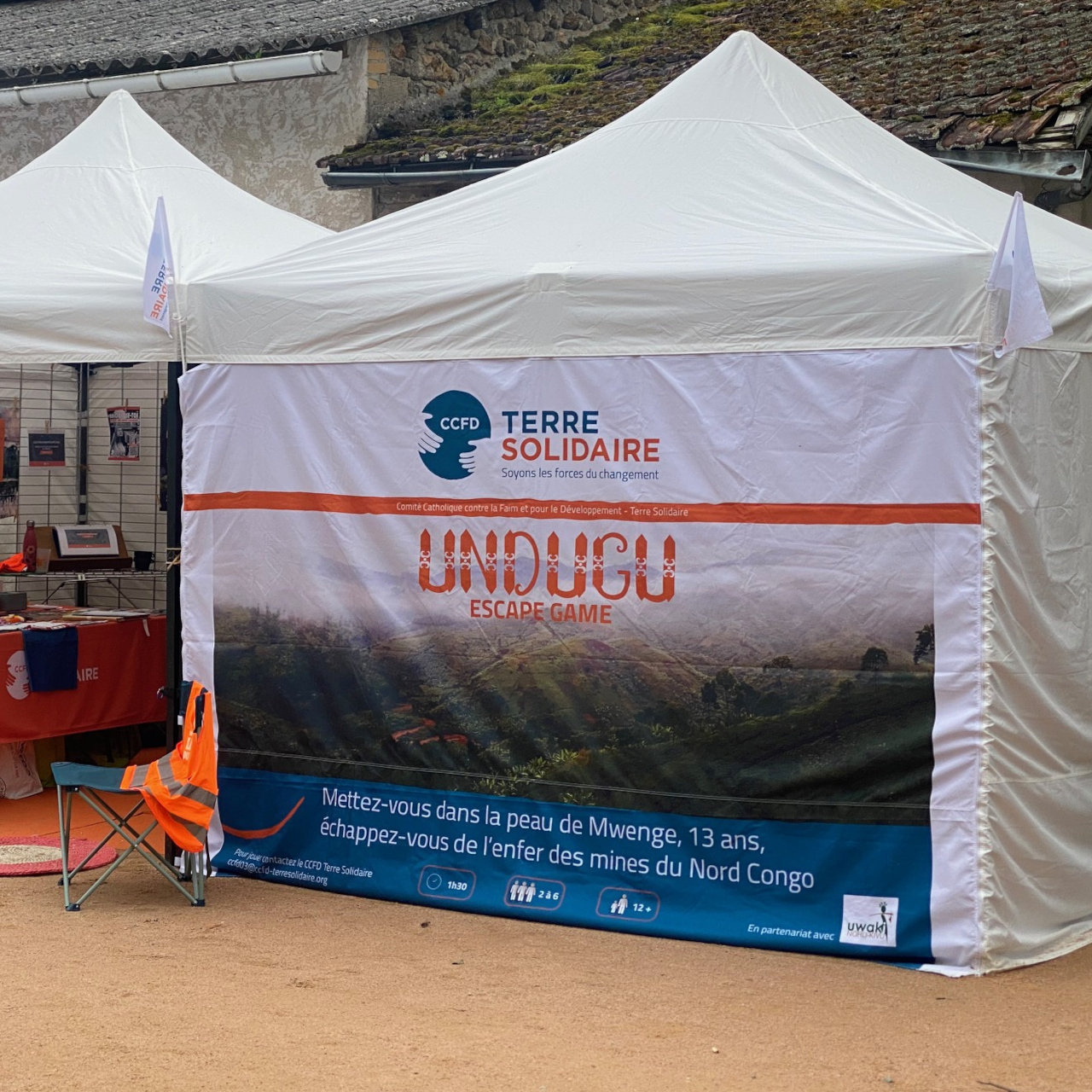Stand du CCFD où sont affichées des informations relatives à l'ONG.