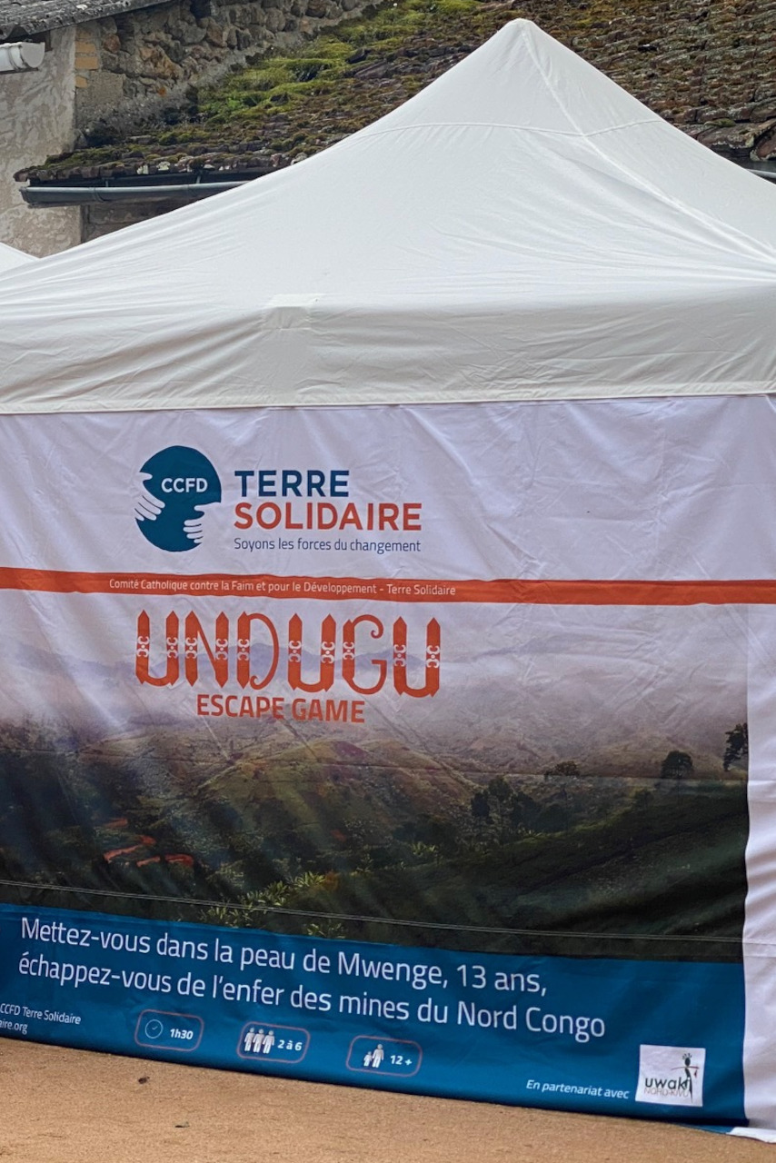 Stand du CCFD où sont affichées des informations relatives à l'ONG.