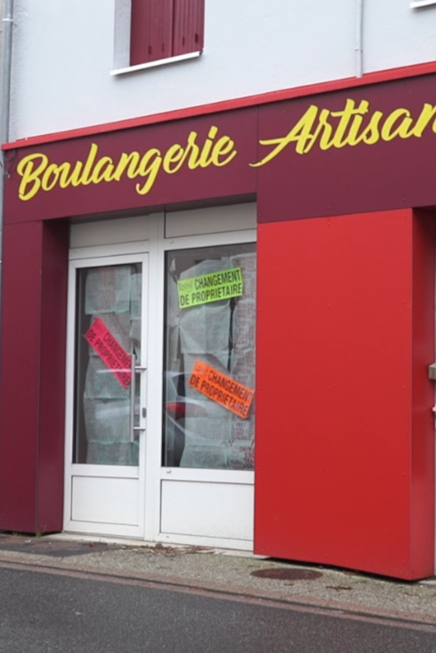 Devanture de la boulangerie artisanale du Mayet-de-Montagne encore fermée pour cause de changement de propriétaire.