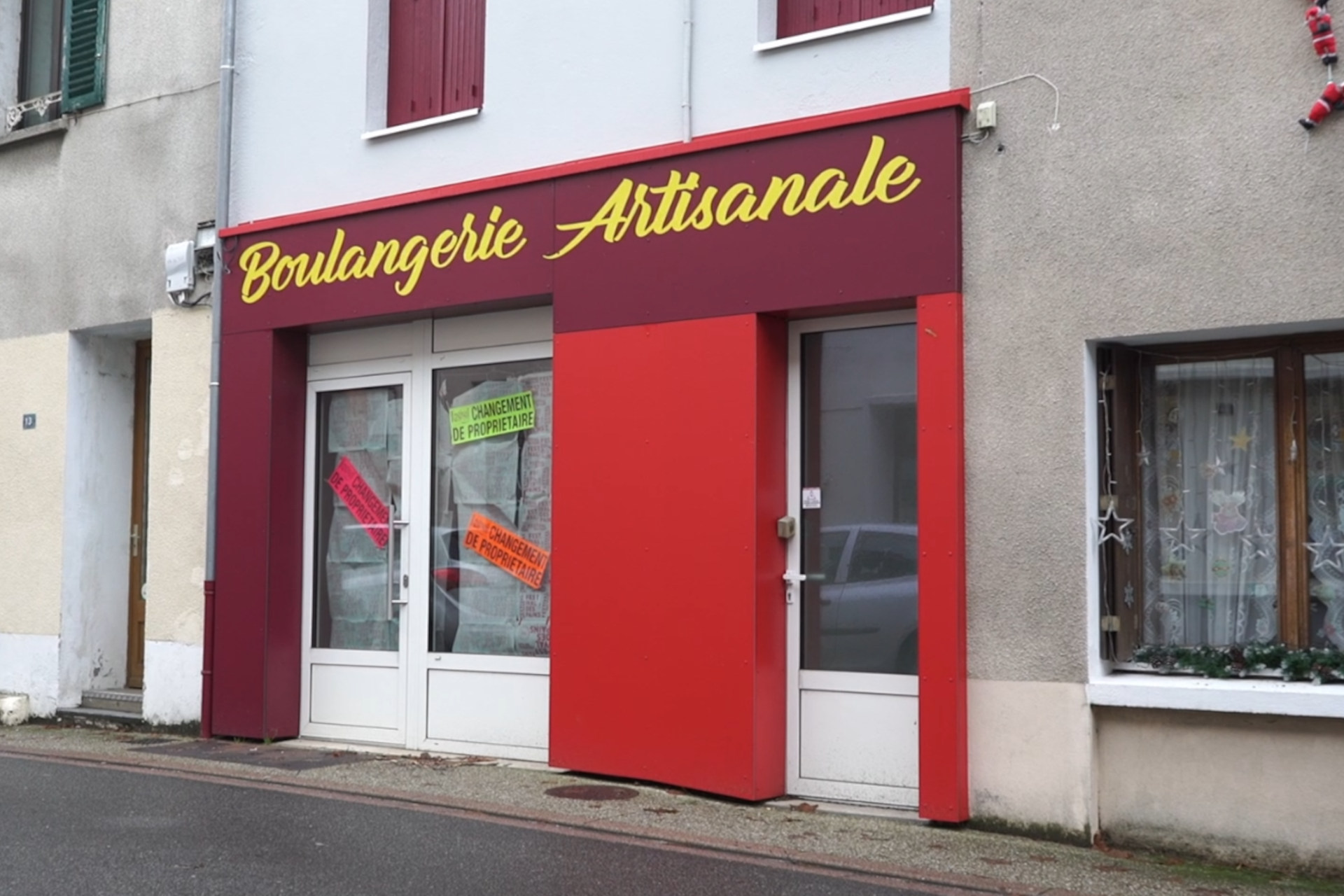 Devanture de la boulangerie artisanale du Mayet-de-Montagne encore fermée pour cause de changement de propriétaire.