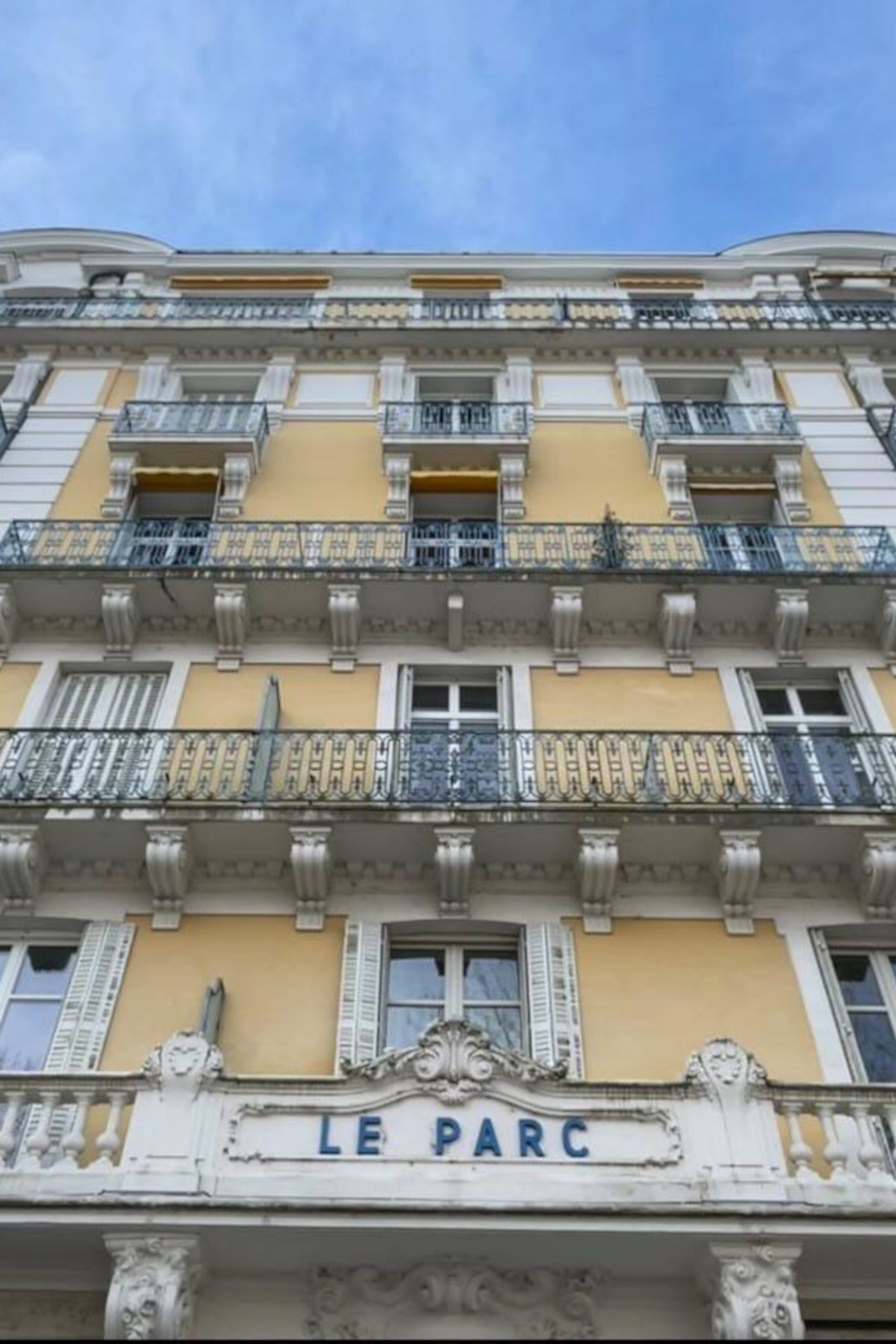 Façade de l’Hôtel du Parc à Vichy, bâtiment historique du quartier thermal construit au milieu du XIXe siècle, avec balcons en fer forgé et décorations Belle Époque, situé à proximité du Parc des Sources. 