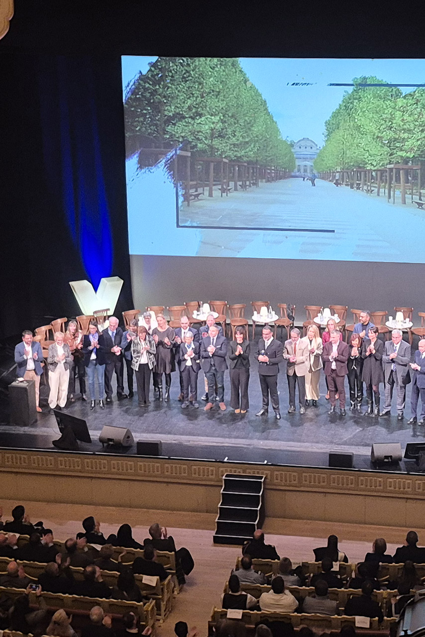 Frédéric Aguilera et ses conseillers municipaux se tiennent debout sur la scène de l'Opéra et applaudissent l'assistance, à Vichy le 14 janvier 2026.