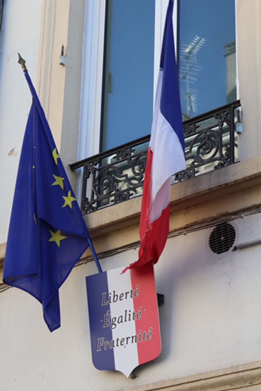 Un fronton de mairie.