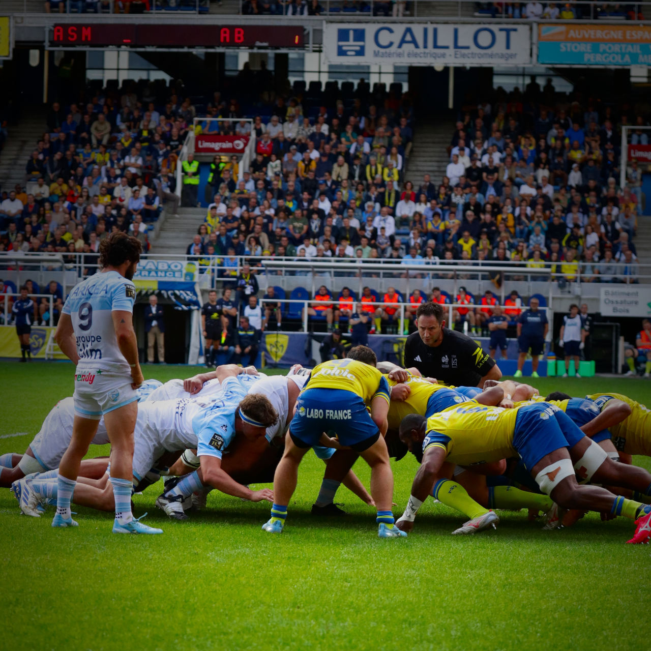 Mêlée entre l'ASM Clermont Auvergne et l'Aviron Bayonnais en septembre 2024 au stade Marcel Michelin de Clermont.