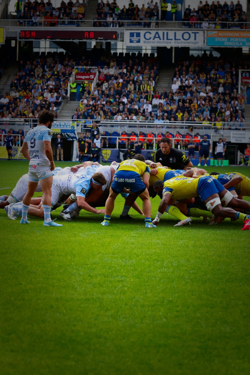 Mêlée entre l'ASM Clermont Auvergne et l'Aviron Bayonnais en septembre 2024 au stade Marcel Michelin de Clermont.