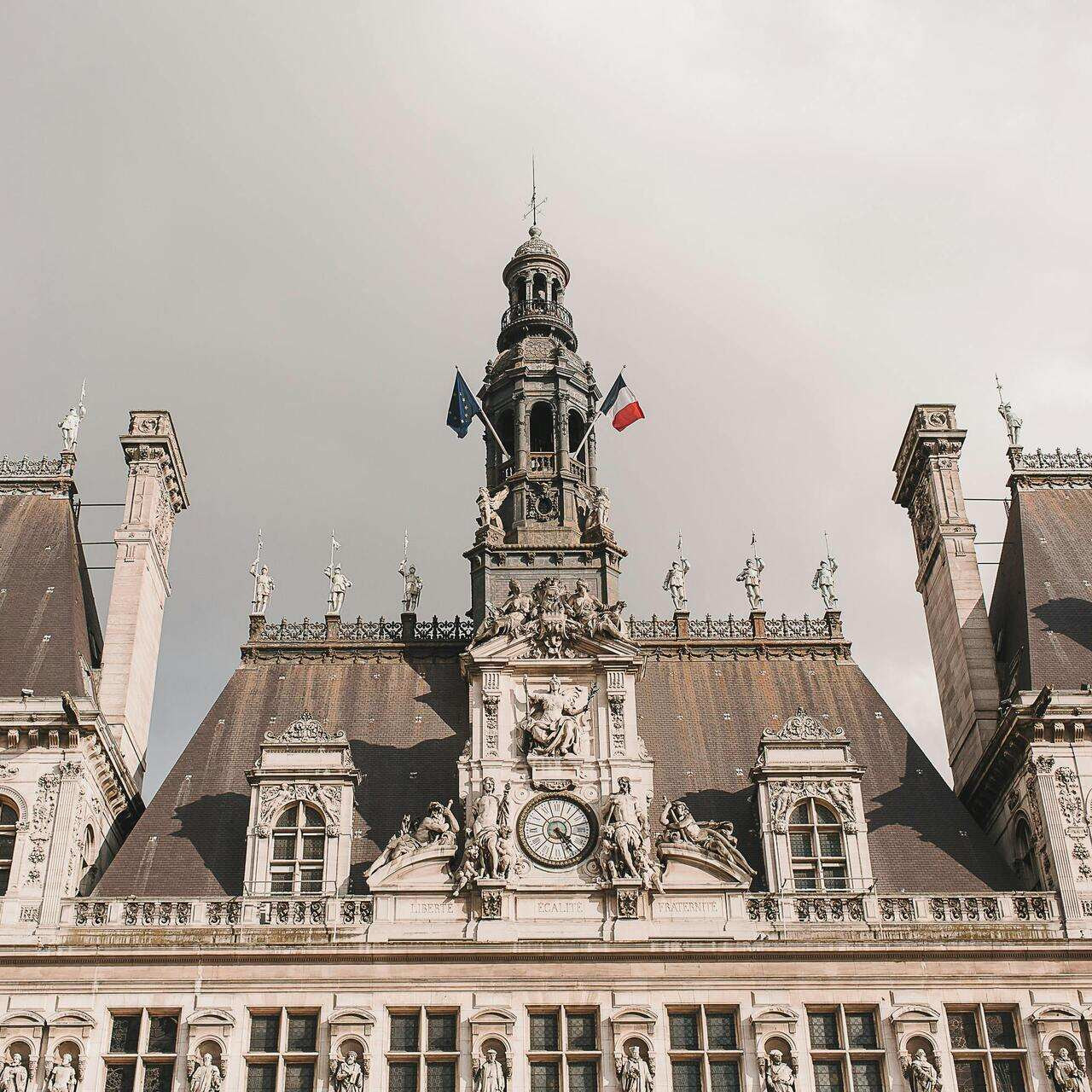 La façade extérieure de l'hôtel de ville de Paris.