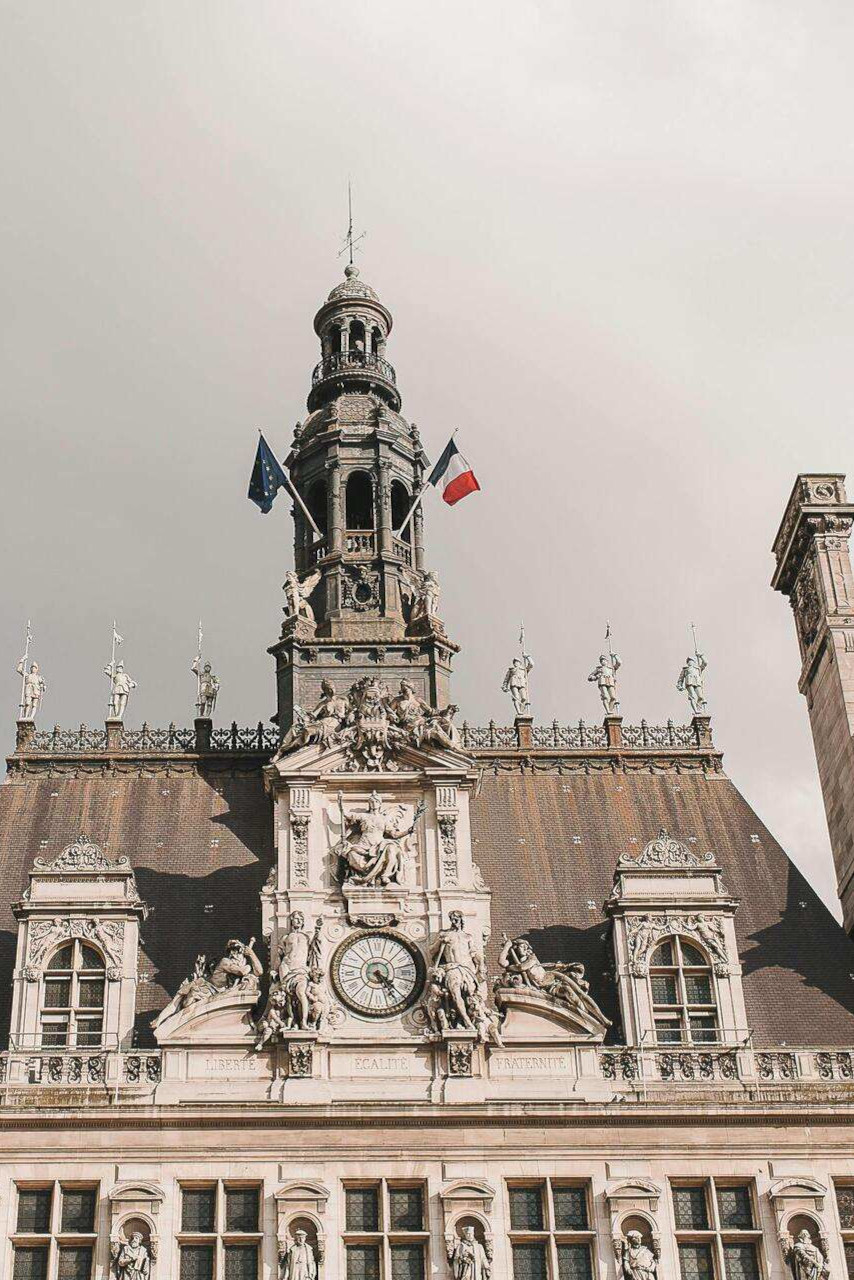 La façade extérieure de l'hôtel de ville de Paris.
