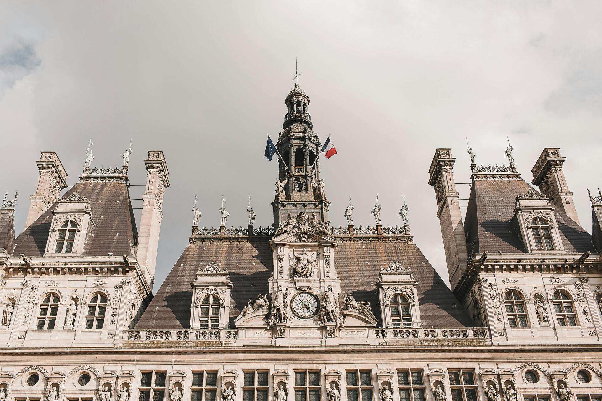 La façade extérieure de l'hôtel de ville de Paris.