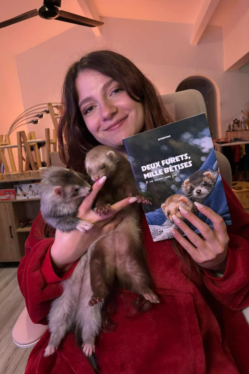 Jessica, créatrice de contenu, écrit son premier livre Deux furets, mille bêtises.