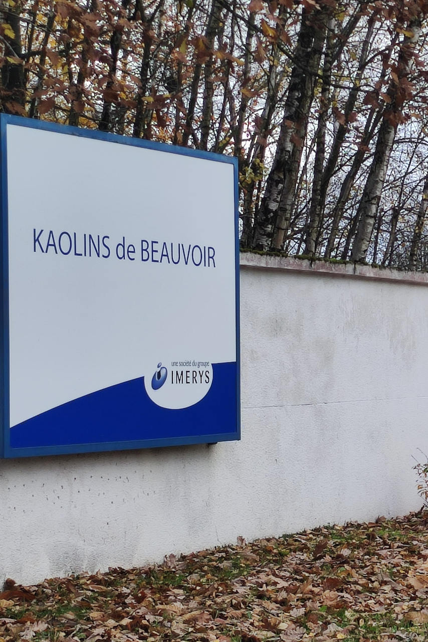 Panneau à l'entrée de l'exploitation de la mine de kaolin de la société Imerys