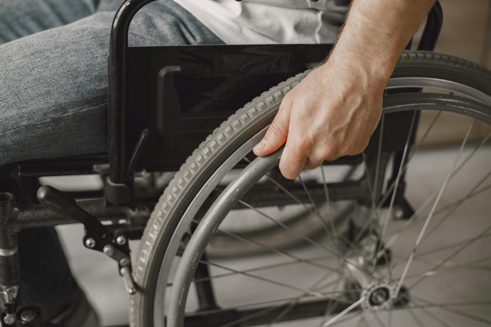 Un fauteuil roulant en gros plan.