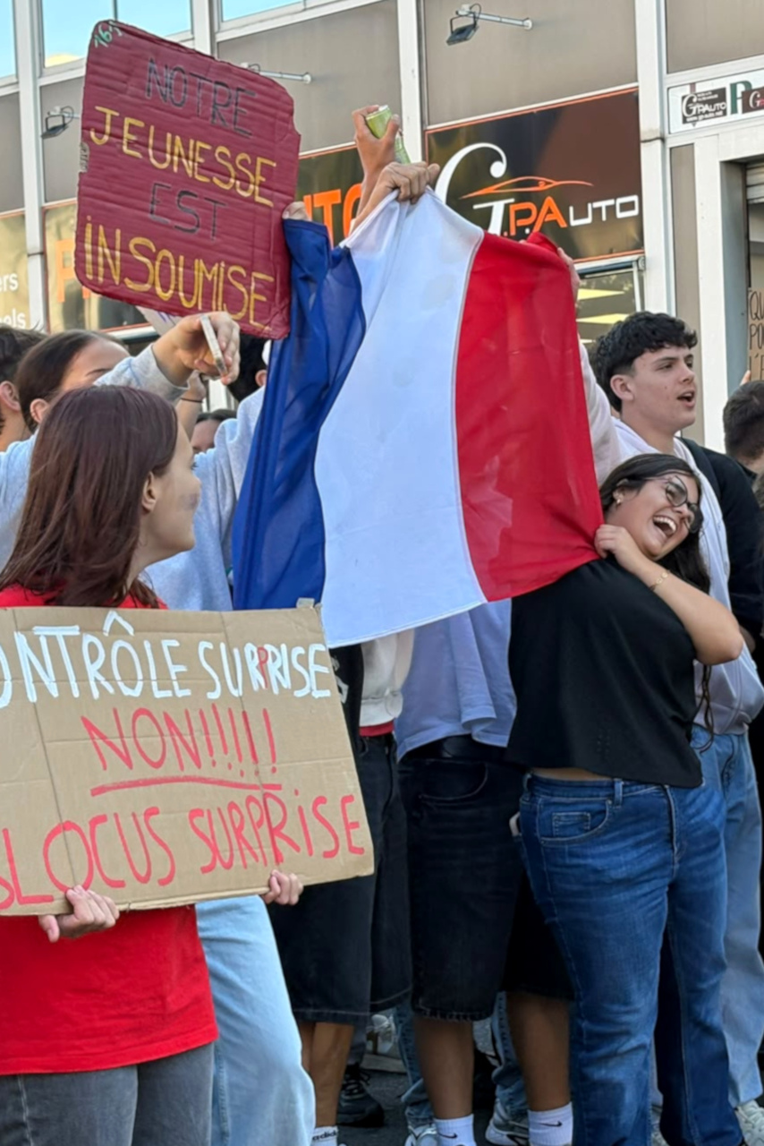 Dans les rues de Cusset, les lycéens se sont réunis pour le troisième acte de leur mobilisation. Crédit : Lalie Bordron