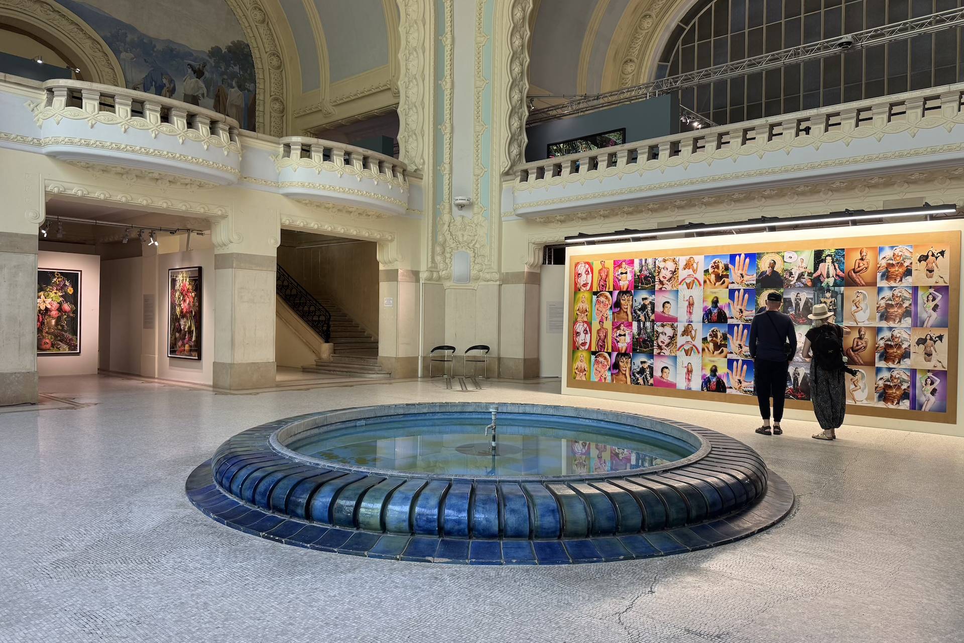 Les photographies de David LaChapelle s’exposent au cœur du Grand Établissement thermal de Vichy, entre architecture Belle Époque et couleurs pop.